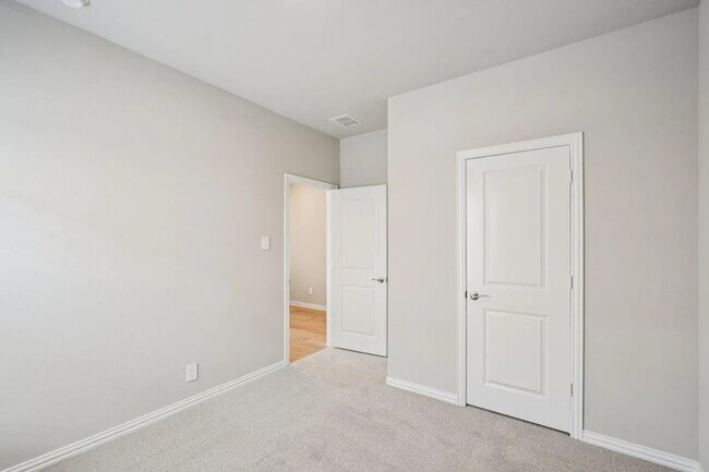 Building Photo - 512 Midnight Oak Dr