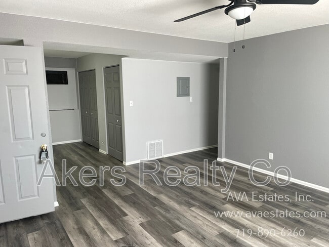 Building Photo - 733 E Laporte Dr