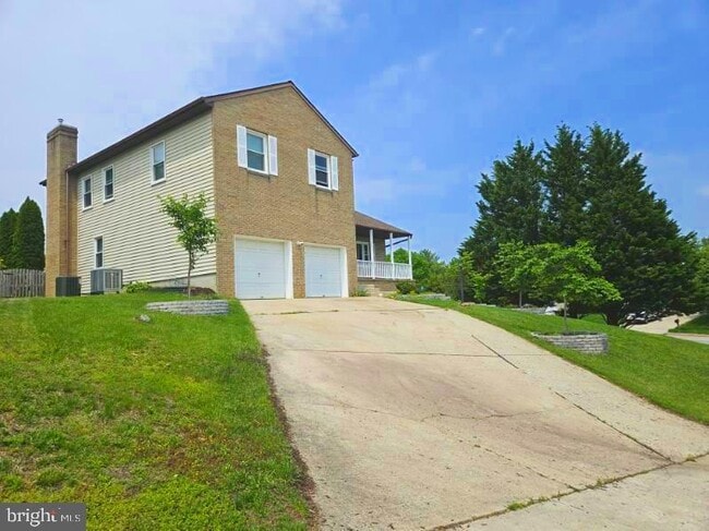 Building Photo - 911 Hedgerow Ct