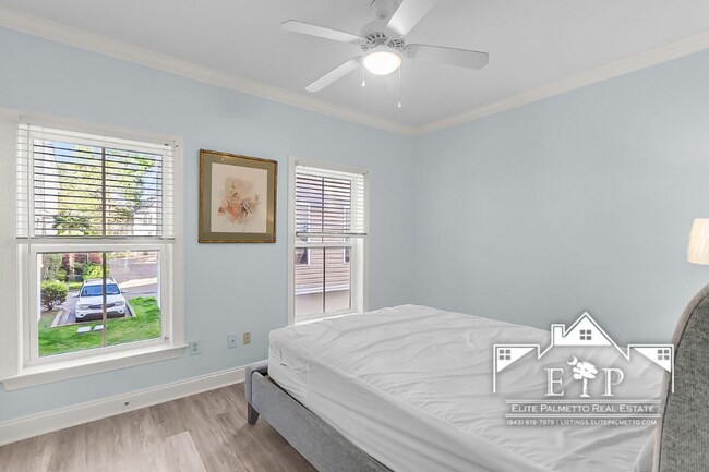 Building Photo - Charming Townhouse Near the Heart of Charleston – Comfort & Convenience in One!