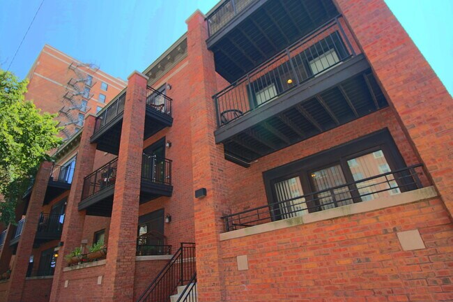 Primary Photo - 421 W Belmont Ave