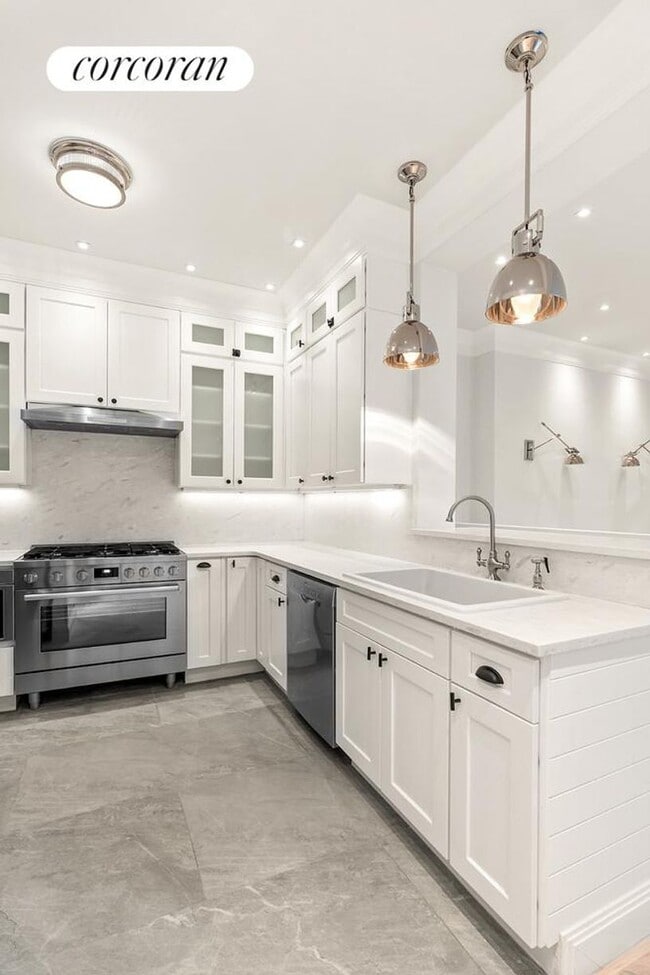 Building Photo - 6 E 65th St