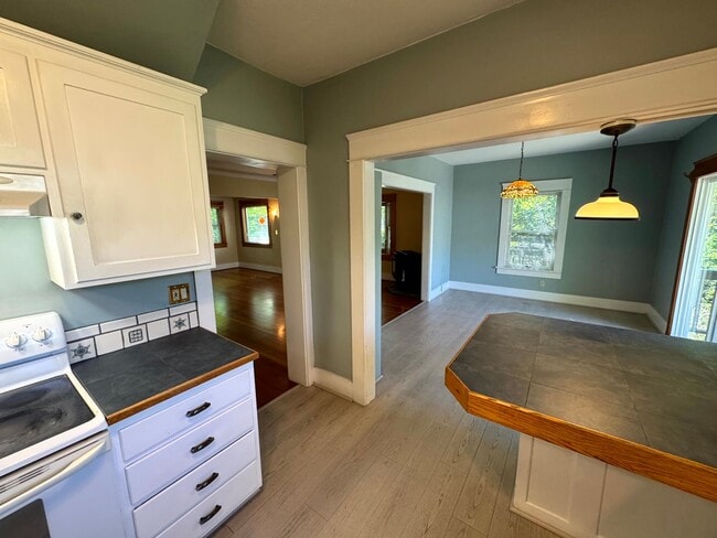 Building Photo - 4 Bedroom House Near Downtown Eugene
