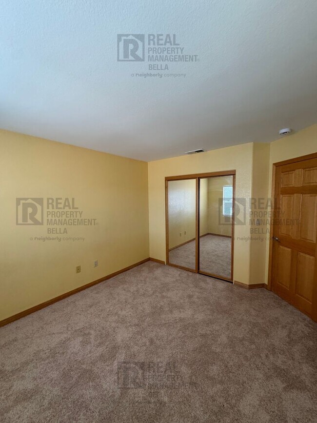 Building Photo - Waterfront Living in Canyon Lake!