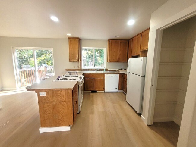Building Photo - Spacious Four Bedroom Home with Bonus Room...