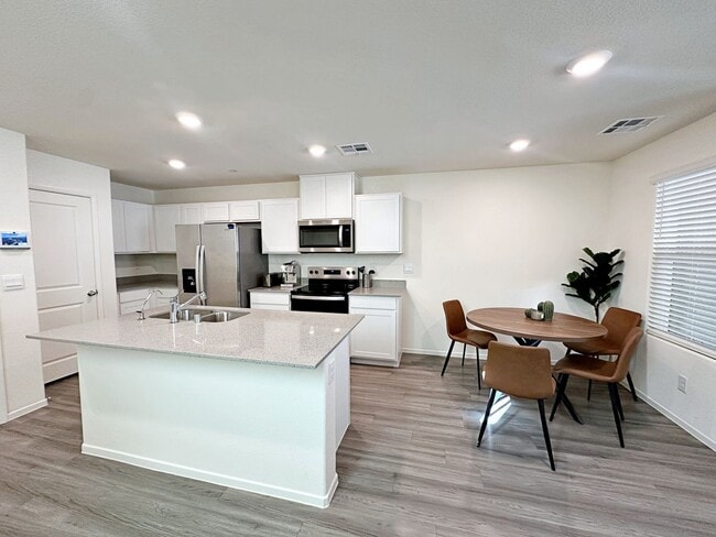 Building Photo - FURNISHED 3 BEDROOM + LOFT TOWNHOME WITH 2 CAR GARAGE