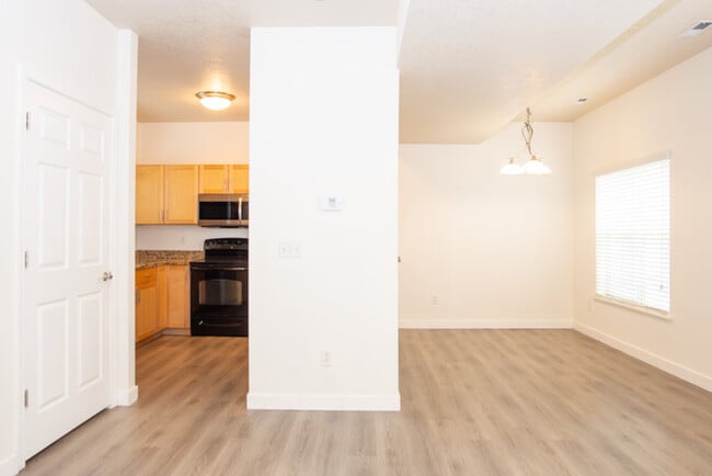 Building Photo - Incredible upper level 2 story condo