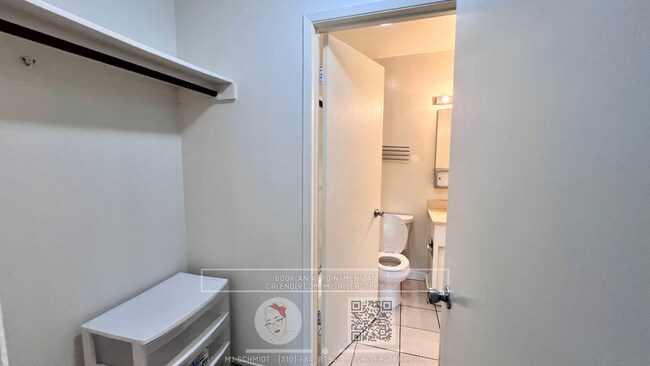Building Photo - Bright Studio with courtyard view, include...