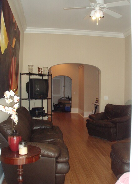 Building Photo - 302 W 40th St