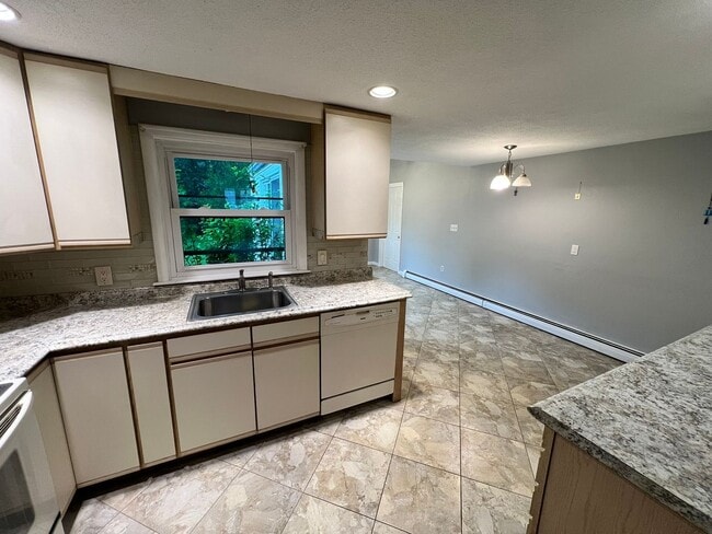 Building Photo - Single Family Home for Rent in Longmeadow!