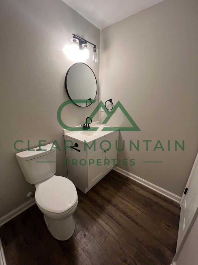 Building Photo - Fully Renovated 4 Bedroom Home – Convenien...