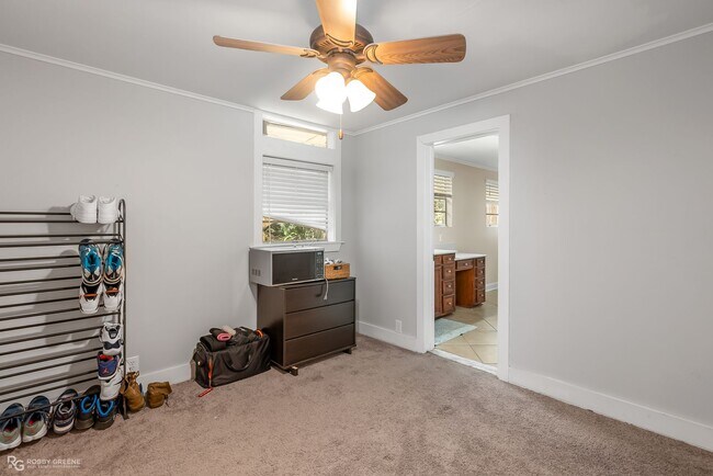 Building Photo - Updated 4-Bed 2-Bath home for lease | Sout...