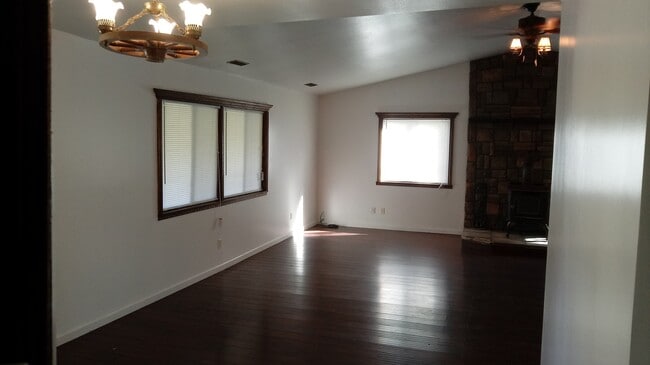 Building Photo - Amazing Country property!