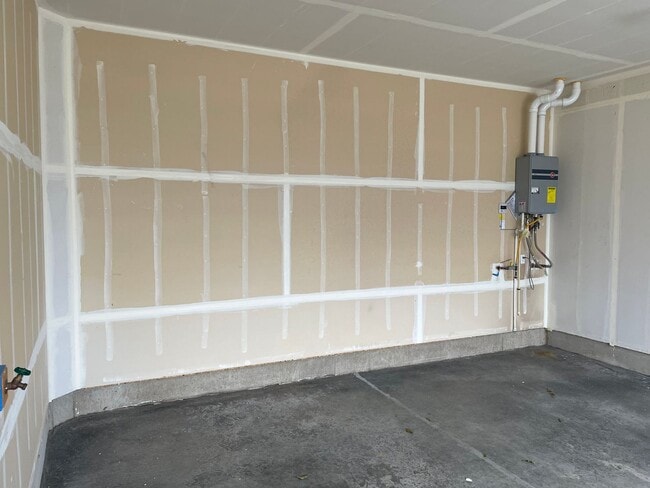 Building Photo - Goregous 3 Bedroom Home Ready for Hot Summ...