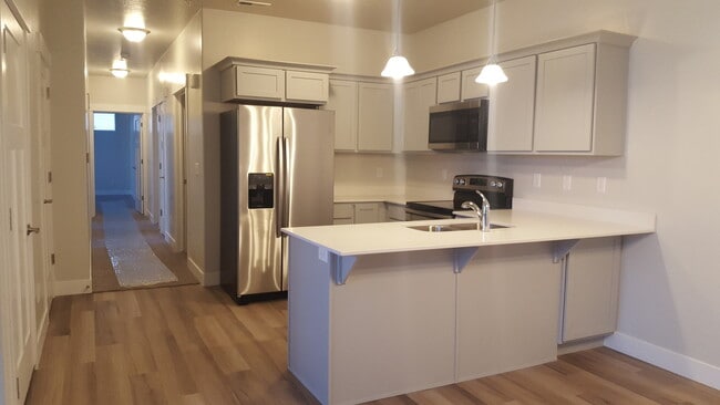 Building Photo - Beautiful Spacious Condo