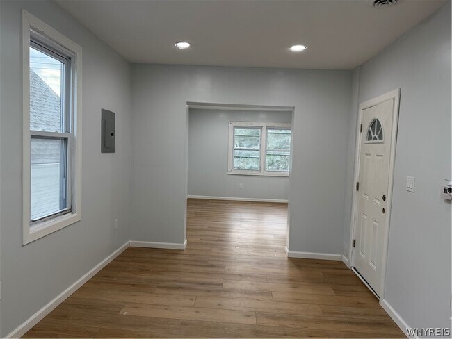 Building Photo - 165 Playter St