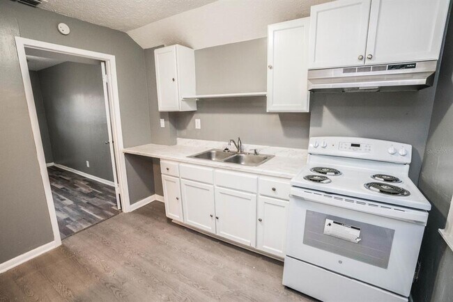 Building Photo - 2315 W Rio Vista Ave