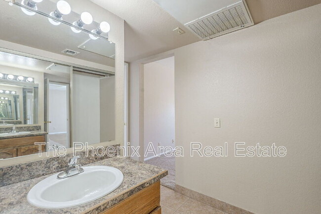 Building Photo - 16657 E Gunsight Dr
