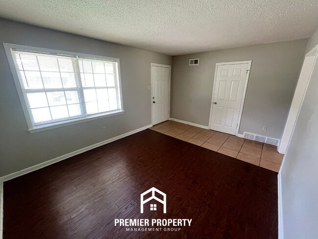 Building Photo - Charming 3BR/2BA in 38118 | Low-Maintenance Tile Floors, Bay Window & Patio