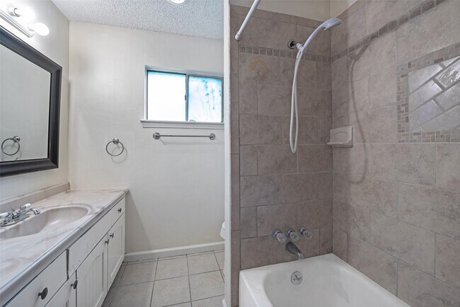 Building Photo - 807 Seacliff Dr