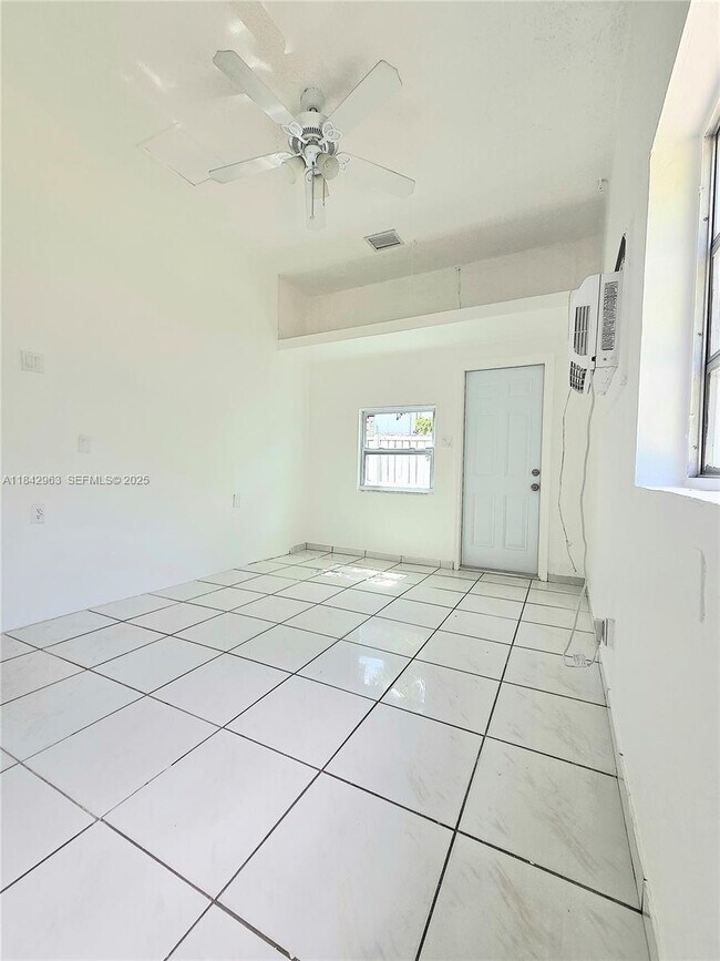 Building Photo - 1619 NW 27th St