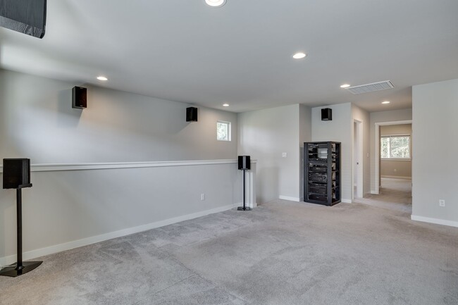 Building Photo - 5 Bed PLUS Bonus Space with hot tub in Mar...