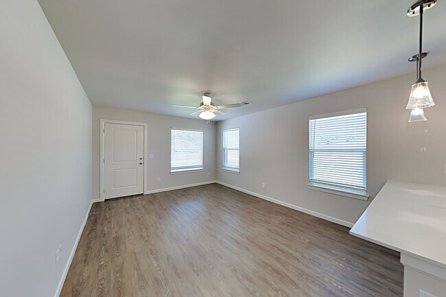 Building Photo - 2 Bedrooms 2 Bathroom 1 Car Garage Duplex Close to Broadway Extension, a short distance from Edmo...