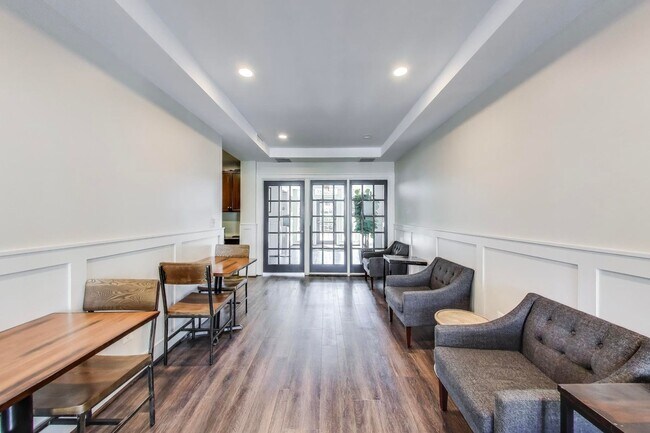 Building Photo - Light-filled 2bd/2ba right on S Four Mile Run $2850