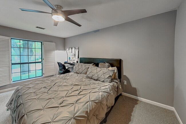 Building Photo - 3104 Pine Heights Dr NE