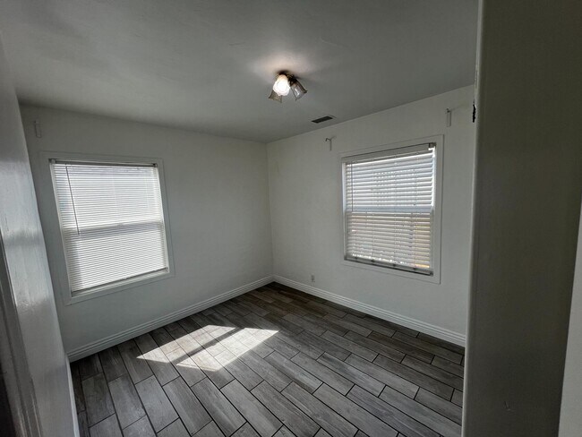 Building Photo - ANDERSON 14101 1/2