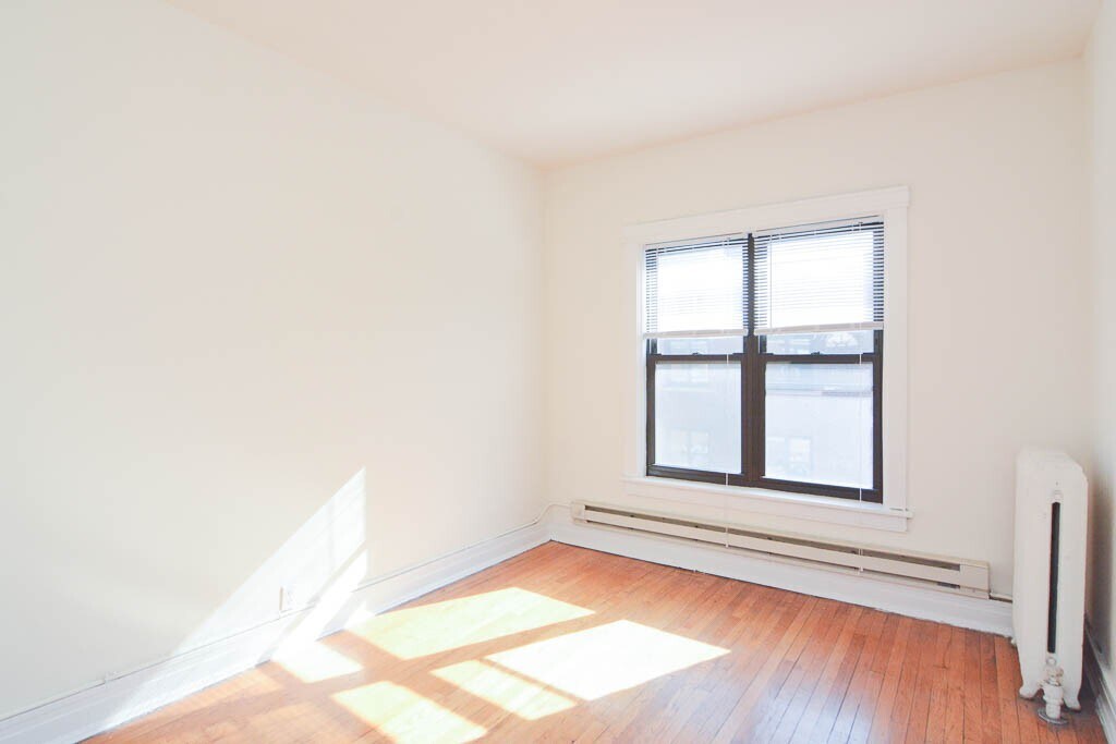 Building Photo - 832 W Waveland