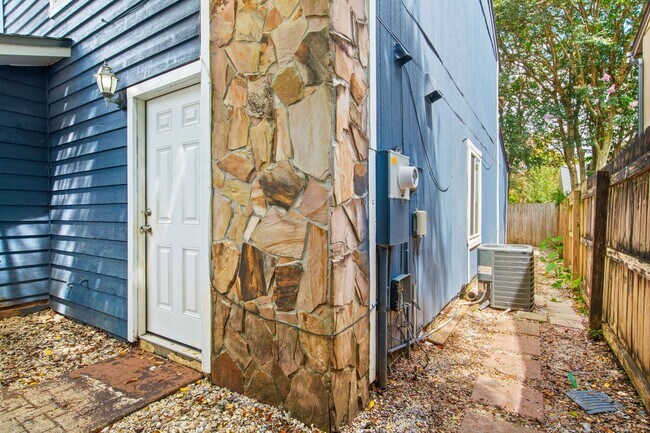 Building Photo - 3506 Parkwood Ave
