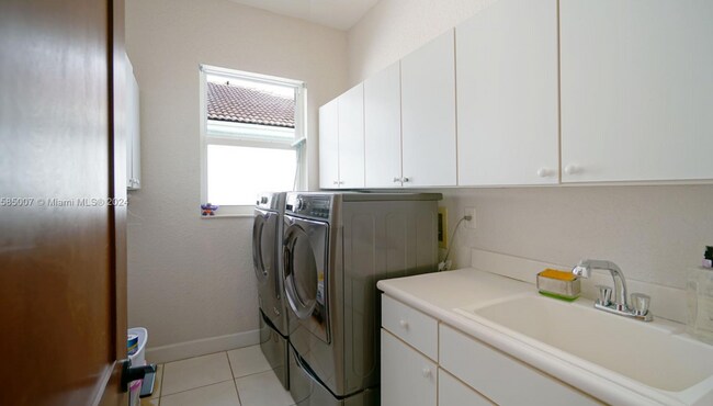 Building Photo - 7031 NW 113th Ct