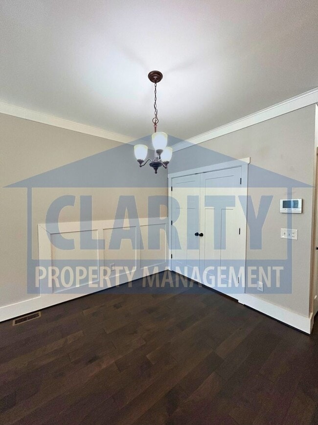Building Photo - Modern townhome w/ master-on-main!