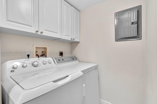 Building Photo - 17100 N Bay Rd