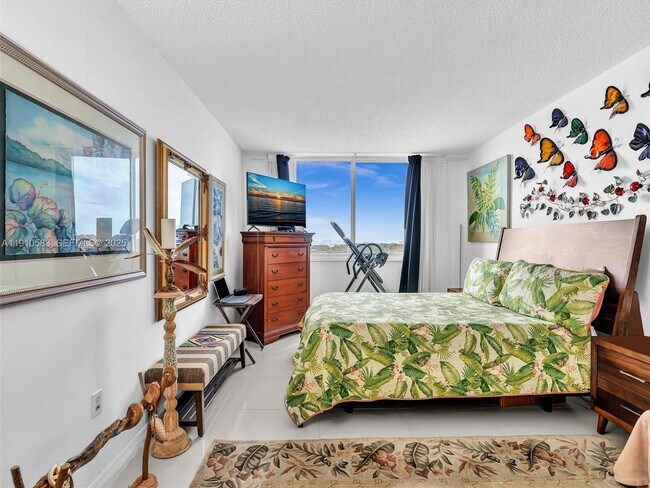 Building Photo - 300 Bayview Dr