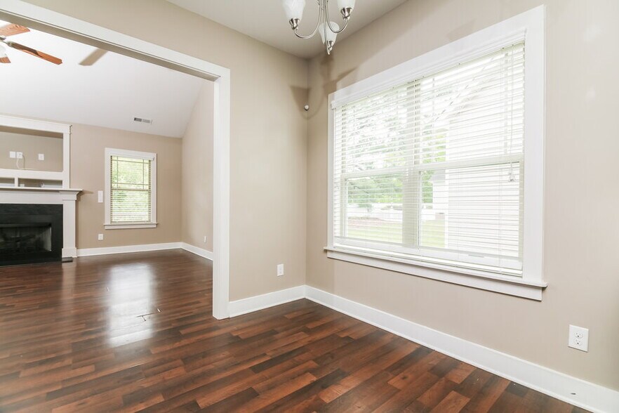 Building Photo - 3016 Watsonia Dr