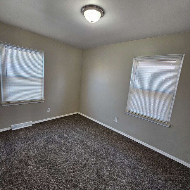 Building Photo - 3 Bedroom, 1 Bath Ranch w/ Fresh Updates Throughout. Spacious Living Room w/ New Laminate Floorin...