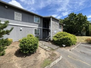 Building Photo - Spacious Corner Apartment with Three Bedrooms, Open Living Space & Modern Kitchen