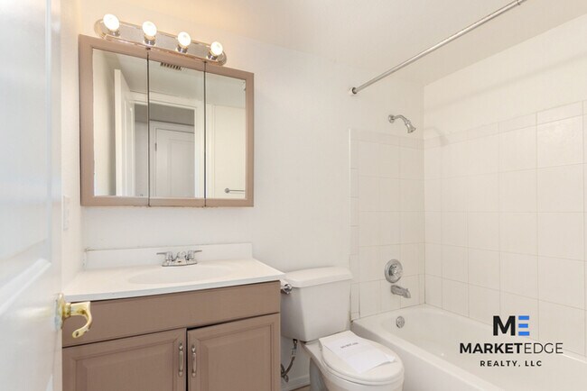 Building Photo - 2Bed/2Bath House at 24th St/Baseline! Appl...