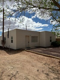 Building Photo - 3 Bedroom 1.5 Bathroom 1 Story Home In Win...