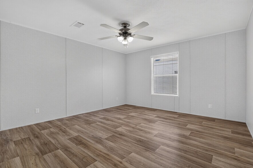 Building Photo - 2033 Daisy Lou