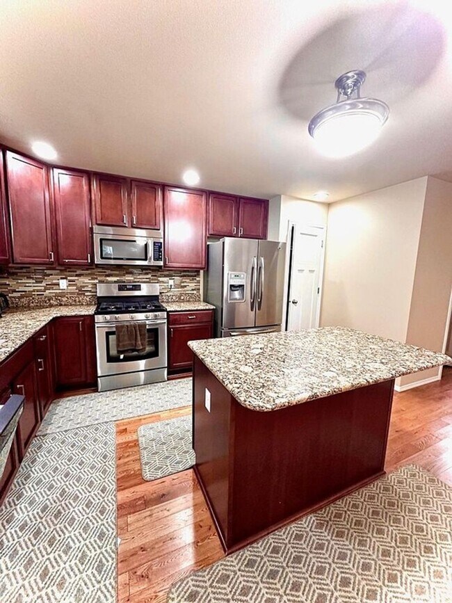 Building Photo - Beautiful 3 Bedroom Home on Greenbelt – Re...