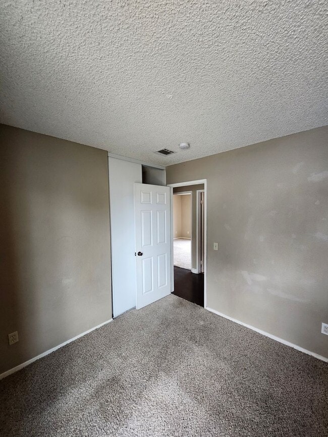 Building Photo - Inviting 3-Bedroom Home