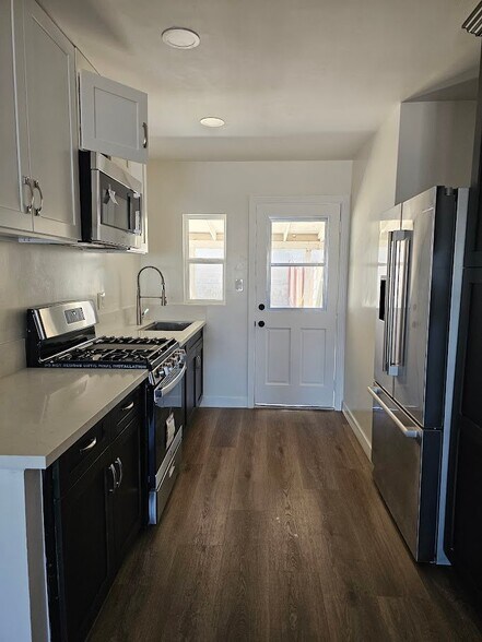 Building Photo - 873 Riverlawn Ave