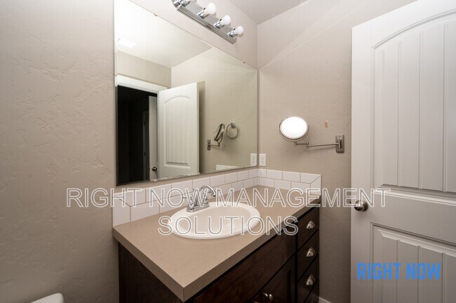 Building Photo - 4648 N Elisha Ave