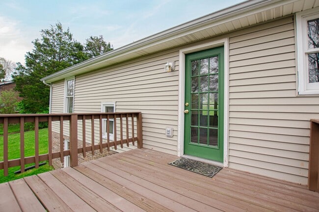 Building Photo - Three Bedroom with Unfinished Basement!