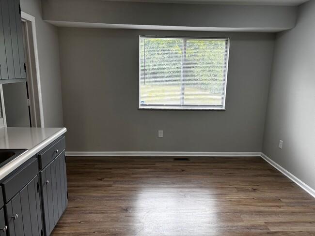 Building Photo - Beautiful 2 bed 1.5 bath Duplex with spaci...