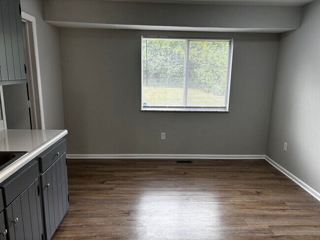 Building Photo - Beautiful 2 bed 1.5 bath Duplex with spacious backyard!