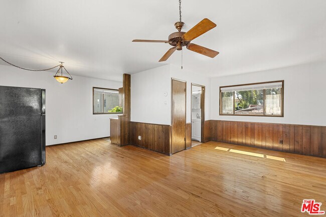 Building Photo - 1122 S La Peer Dr